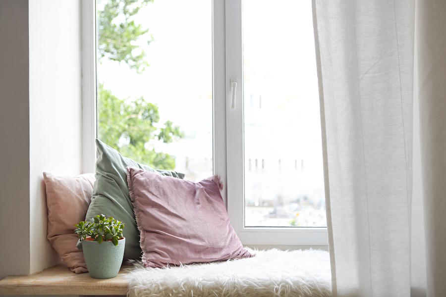 Självklart är det ekonomiska av stor väsentlighet vid allehanda renoveringar tillika fönsterbyten. Men bortom denna punkt följer så mycket mer med nya och fräscha fönster; en modern känsla, arbetsro, en god natts sömn, värdeökning på huset... bara för att nämna ett par saker.