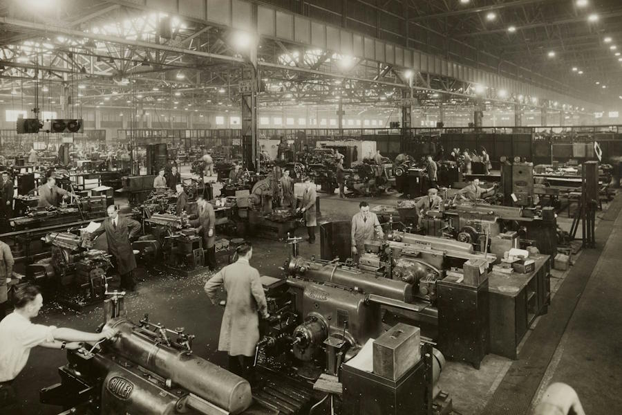 Det må inte vara ett löpande band, men här kan vi se en tidsålder då vi människor fortfarande spelade en stor roll i tillverkningsindustrin.